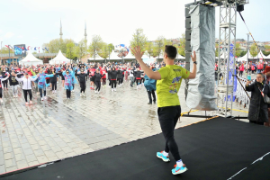 YAĞMUR YAĞDI, İSTANBUL KOŞTU